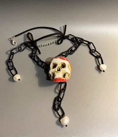 Bilgeliğin Üç İncisi Kolye. Doğal incili ve metal zincirli seramik takılar