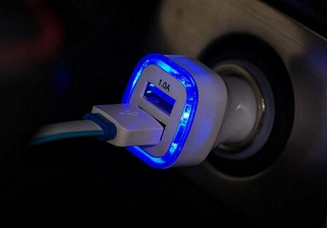 İki çıkışlı ve aydınlatmalı araç USB adaptörü