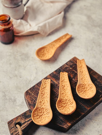 Eco - a set with vanilla edible spoons in an ecological group packaging.
