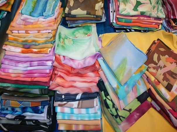 %100 Margilan ipeğinden kumaşlar, perdeler ve eşarplar