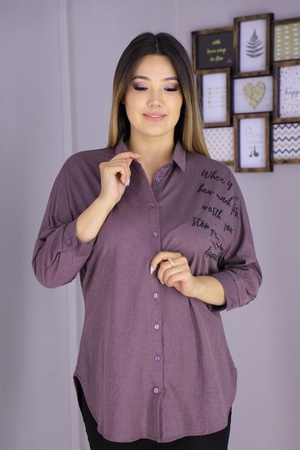 Повседневная рубашка с шелкографией.