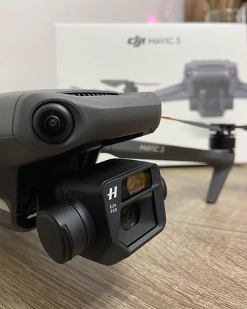 DJI Mavic 3 — камерный дрон с 4/3 CMOS-камерой Hasselblad, видео 5.1K, картой Micro SD на 128 ГБ, устройством чтения карт памяти USB 3.0, посадочной площадкой, водонепроницаемым рюкзаком и многим другим
