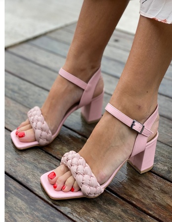 Женские босоножки на каблуке с ремешком однотонной вязки