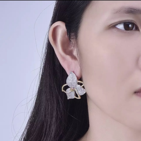 Серьги из ювелирного металла и цирконов