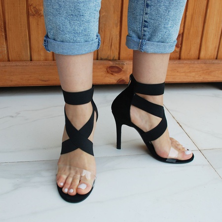 Туфли на шпильках с черной полосой