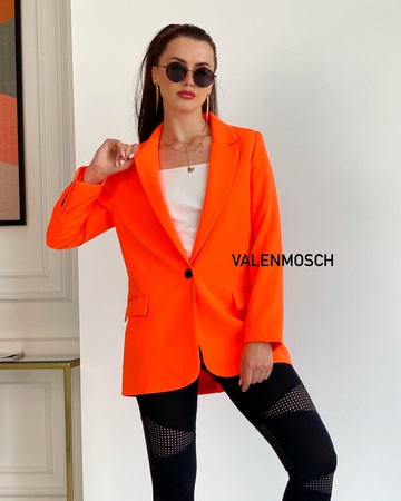 Çeşitli tonlarda yırtmaçlı klasik blazer