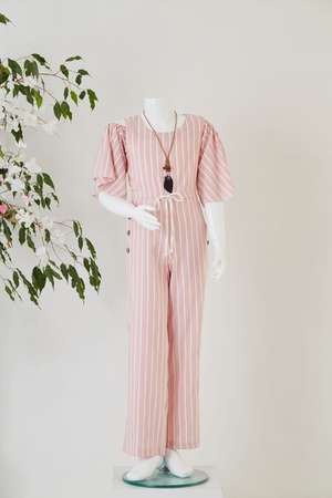 Полосатый женский комбинезон с низким рукавом