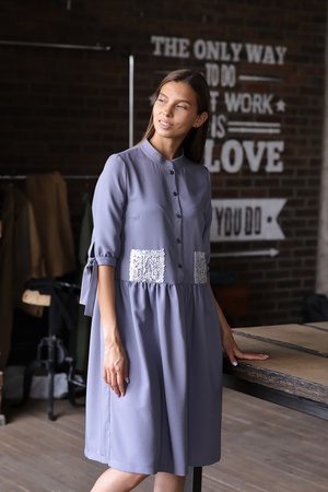 Платье на пуговицах с декоративными карманами серо-синего цвета