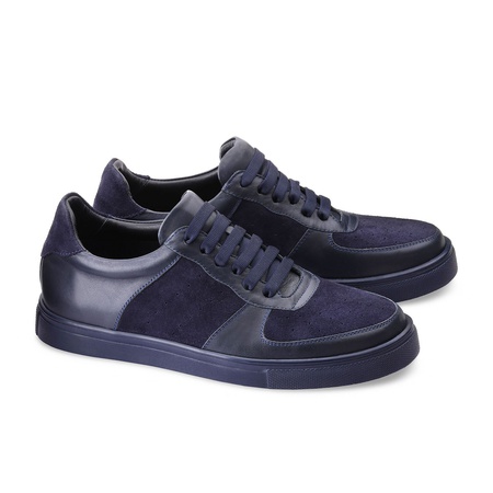 Blaue Sneakers aus Leder und Wildleder