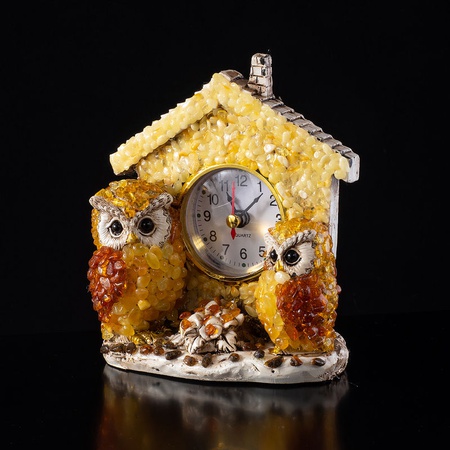 Настольные часы, декорированные натуральным молочным янтарем "Совы"
