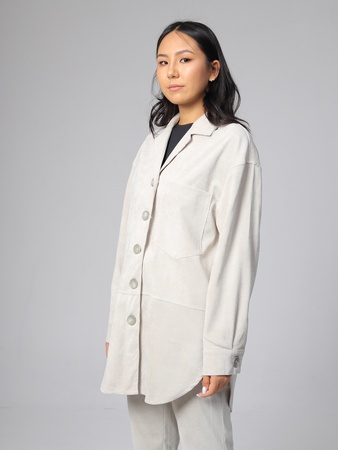 Вельветовая рубашка (удлиненная) и стильные брюки.