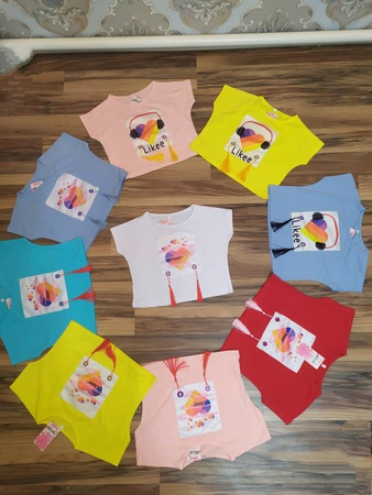 Kızlar için moda tişörtler