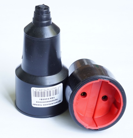 Удлинители одноместные с крышкой IP44 с прорезиненным гнездом на рамке.