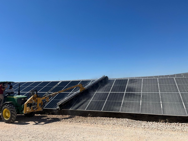 Traktöre entegre güneş paneli temizleme fırçaları