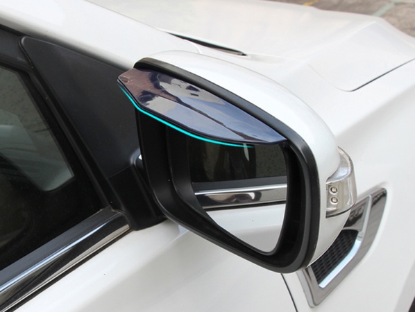 Козырек на зеркало заднего вида автомобиля