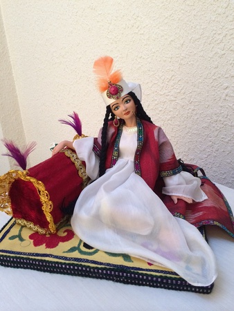 Orta Asya'nın ulusal kostümlerinde koleksiyonluk bebekler