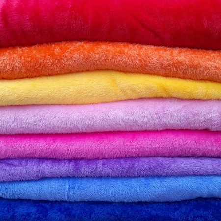 Oyuncak, battaniye vb. dikmek için peluş kumaş.