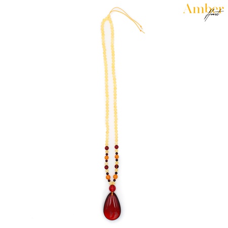 Amberden bir kolye ile kolye