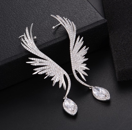 Серьги из ювелирного металла и цирконов