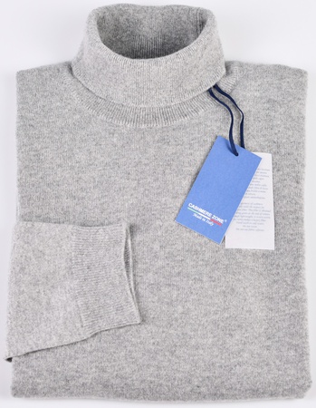 100% кашемировый свитер водолазкa с длинным рукавом, полностью произведенный в Италии.