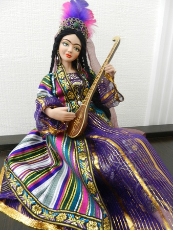 Orta Asya'nın ulusal kostümlerinde koleksiyonluk bebekler