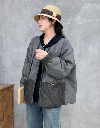 Куртка в стиле casual с контрастными карманами