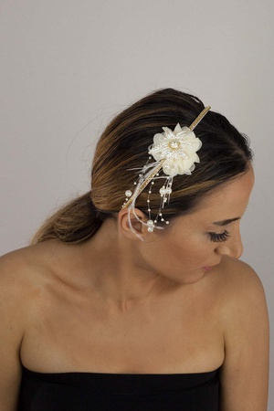 Yandan Çiçekli Beyaz Taç