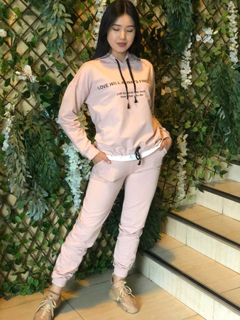 Женский спортивный костюм