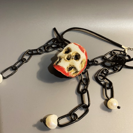 Bilgeliğin Üç İncisi Kolye. Doğal incili ve metal zincirli seramik takılar