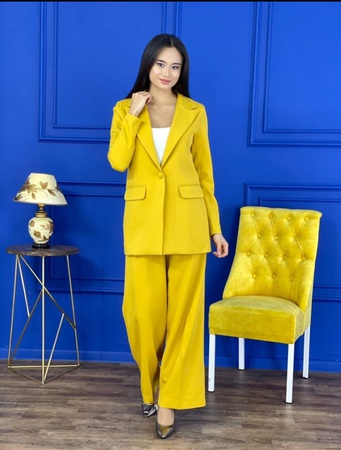 Женские классические костюмы