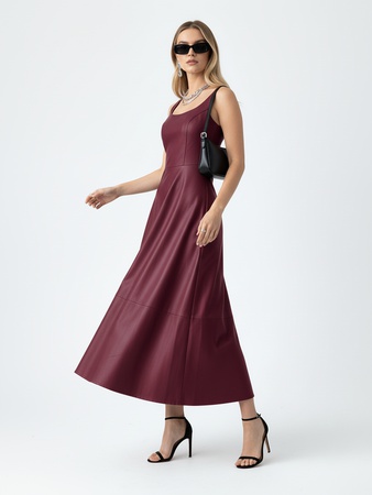 Длинное платье без рукавов из искусственной кожи