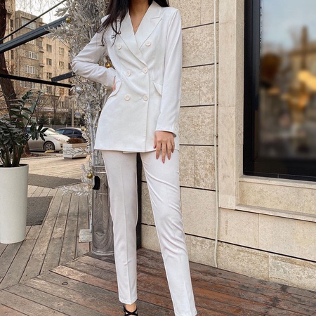 Приталенный женственный костюм