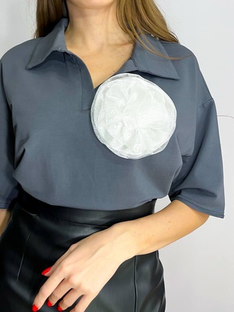 Футболка поло свободного кроя с розочкой