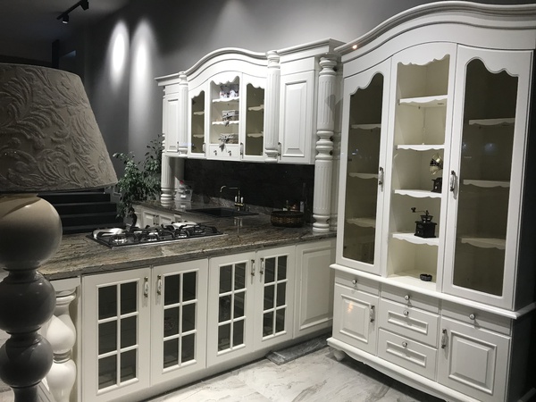 Корпусные и декоративные изделия для кухонь, ванных комнат и гостиниц.