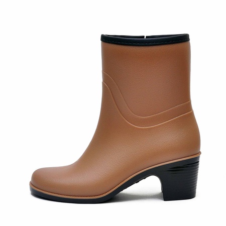 皮靴将NORDMAN BELLINA配上皮毛