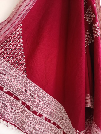 Шаль ручной работы с вышивкой