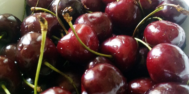 Черешня, клубника, абрикосы, слива, яблоки