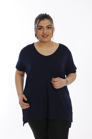 Футболка с разрезами и V-образным вырезом