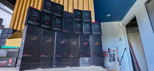 Asus ROG Phone 5 ZS673KS 128GB/12GB RAM VoLTE Factory Unlocked 6.78" Black