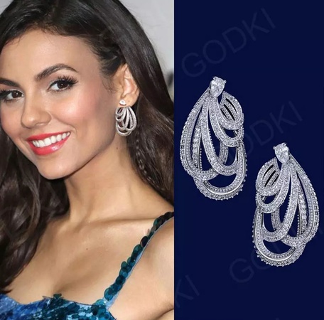 Серьги из ювелирного металла и цирконов