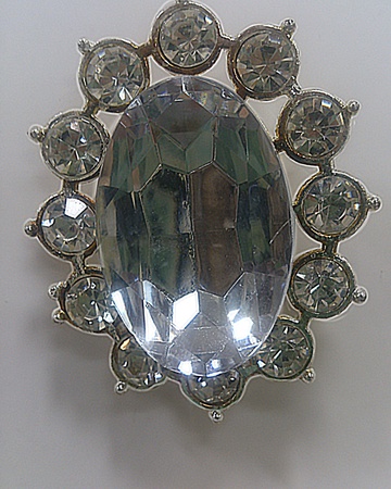 брошь на булавке