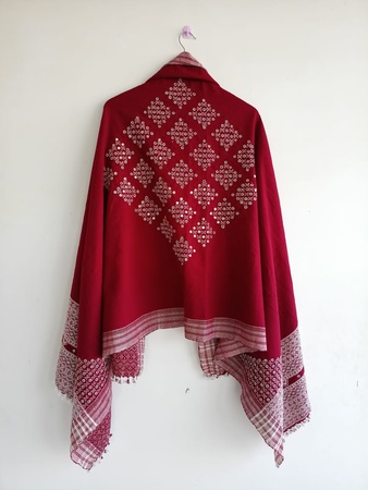 Шаль ручной работы с вышивкой