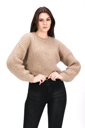 Трикотажный укороченный свитер с круглым вырезом