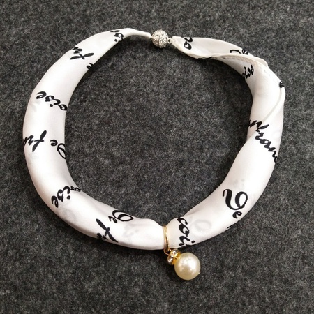 Seidenhalsschal mit Anhänger