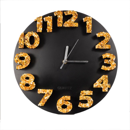 Круглые часы на стену с с объемными цифрами, декорированными балтийским янтарем