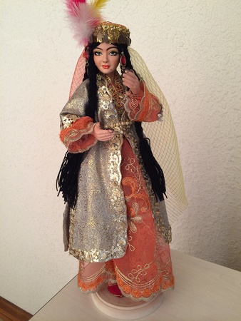 Orta Asya'nın ulusal kostümlerinde koleksiyonluk bebekler