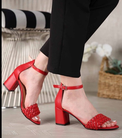 Женские босоножки на каблуке с ремешком однотонной вязки