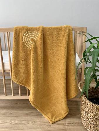 Детское одеяло из пелуша с вышивкой радуги