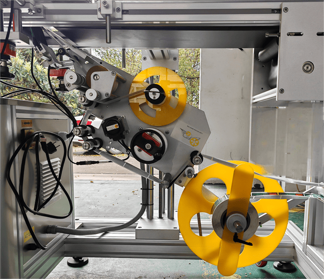 Автоматическая этикетировочная машина ЭМ04.06