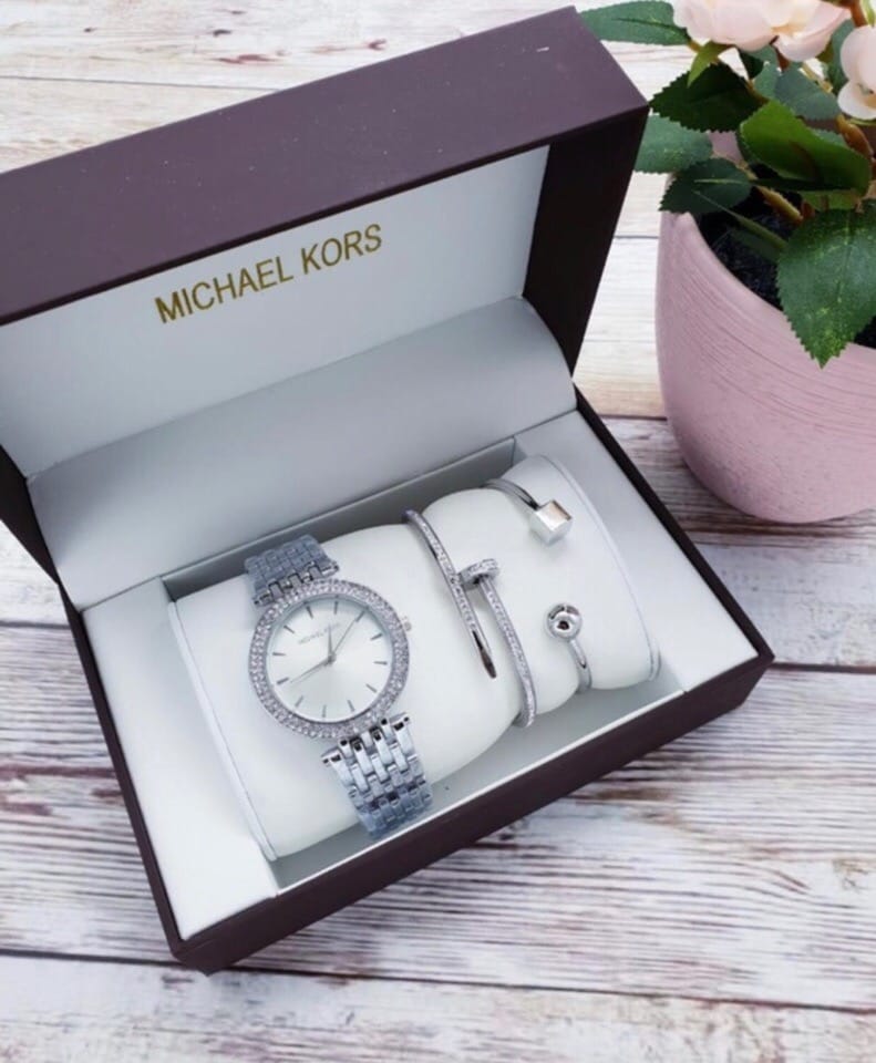 I will buy wholesale women's gift set watches bracelets, men's watches, men's belts, wallets. Men's belts 200 pieces ARMANI, LACOSTE, PHILIPP / Wallets 200 pieces ARMANI, LACOSTE, PHILIPP / Watch ARMANI, LACOSTE, PHILIPP, can be other / Women's sets, MICHAEL KORS, ANNE KLEIN